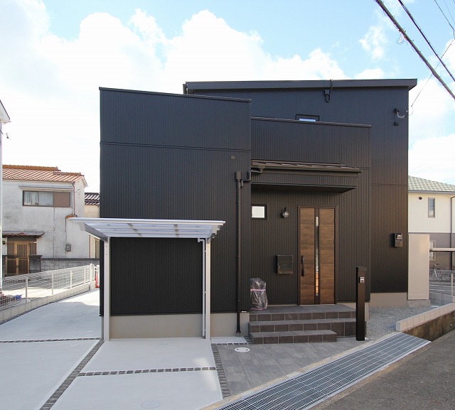 真っ黒な外壁　男前styleの家 写真