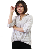 スーツを着た女性 写真