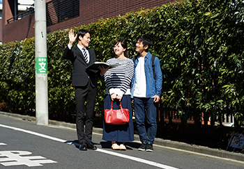 情報を提供するだけでなく、一緒に土地探しまでお付き合い。